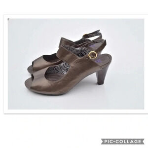 NWOT Clarks Indigo peep toe pumps